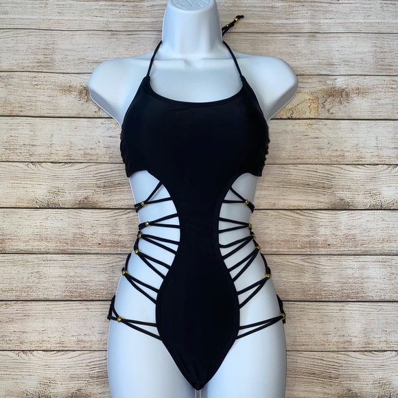 Sexy One Piece - Picture 3 of 11